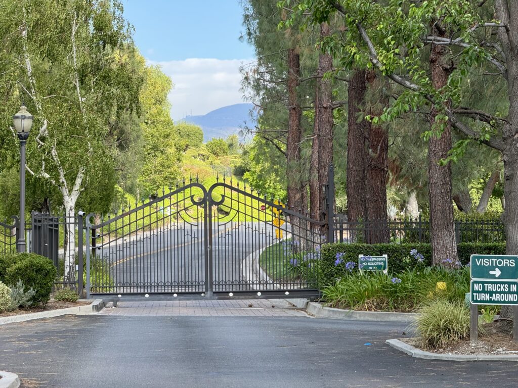 The gates at the top of Circle J Ranch Parkway, a neighborhood in Santa Clarita with no HOA